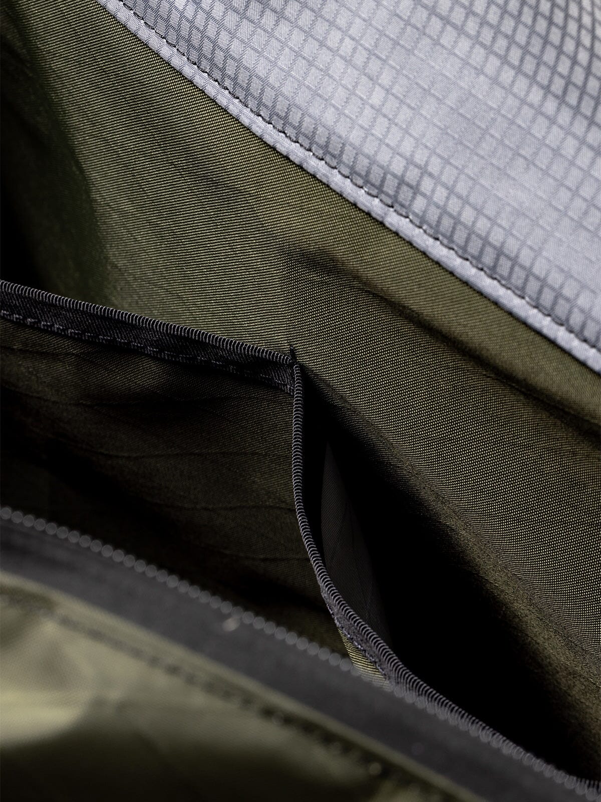 Mass Transit : Duffle - Image 8